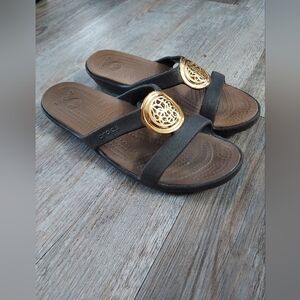 Crocs womens size 8 sandals brown gold